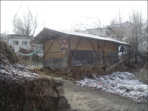 사람의 그림자도 보이지 않고, 개들의 짖는 소리도 들리지 않고, 우표도 팔지 않고…. 